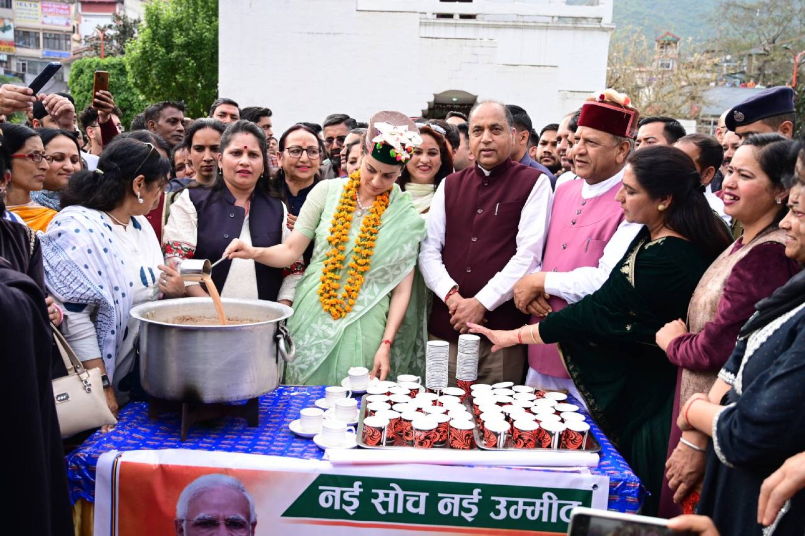 मंडी में जयराम ठाकुर और कंगना रनौत ने नमो चाय की चुस्कियां लीं