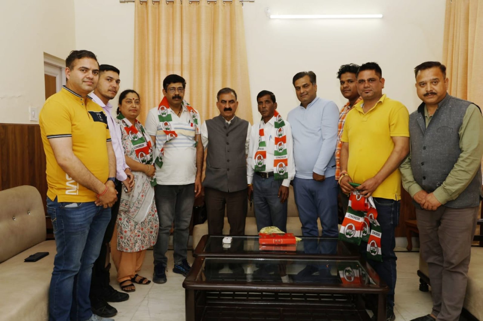भाजपा को हमीरपुर में बड़ा झटका, नप अध्यक्ष मनोज, पार्षद राजकुमार ने थामा कांग्रेस का दामन 