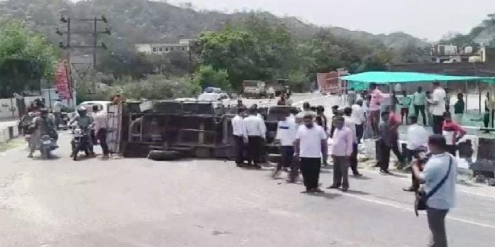ऊना-हमीरपुर हाईवे पर बीच सड़क में पलटी पिकअप, 15 श्रद्धालु घायल