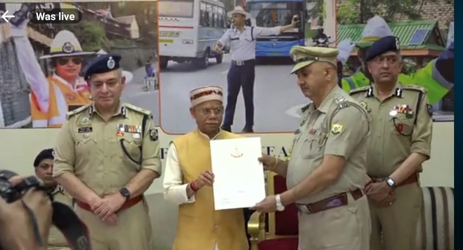 सब इंस्पेक्टर नरेश कुमार को प्रशंसी पत्र देकर किया सम्मानित
