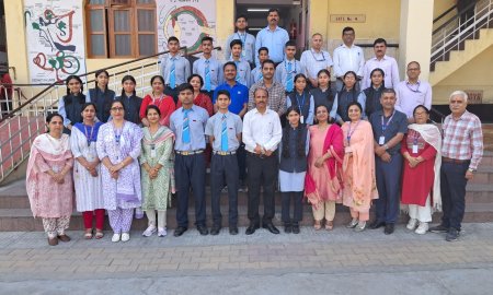 जीएवी में यशस्विनी दसवीं की टॉपर 