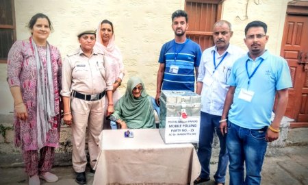 113 वर्षीय वृद्ध महिला मतदाता ने घर पर किया मतदान