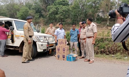 गग्गल में शराब के साथ लाखों रुपए जब्त