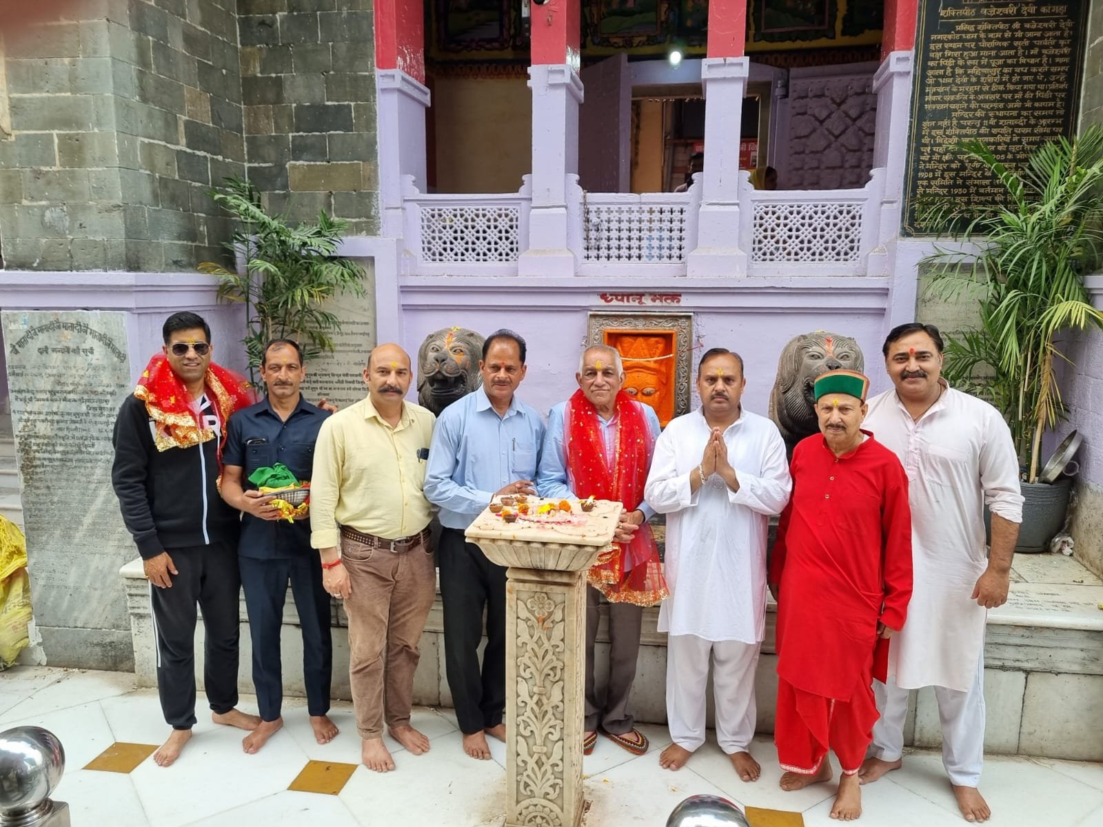 हरभजन सिंह भज्जी ने माता ब्रजेश्वरी देवी कांगड़े बाली मां के दरबार में शीश नवाजा