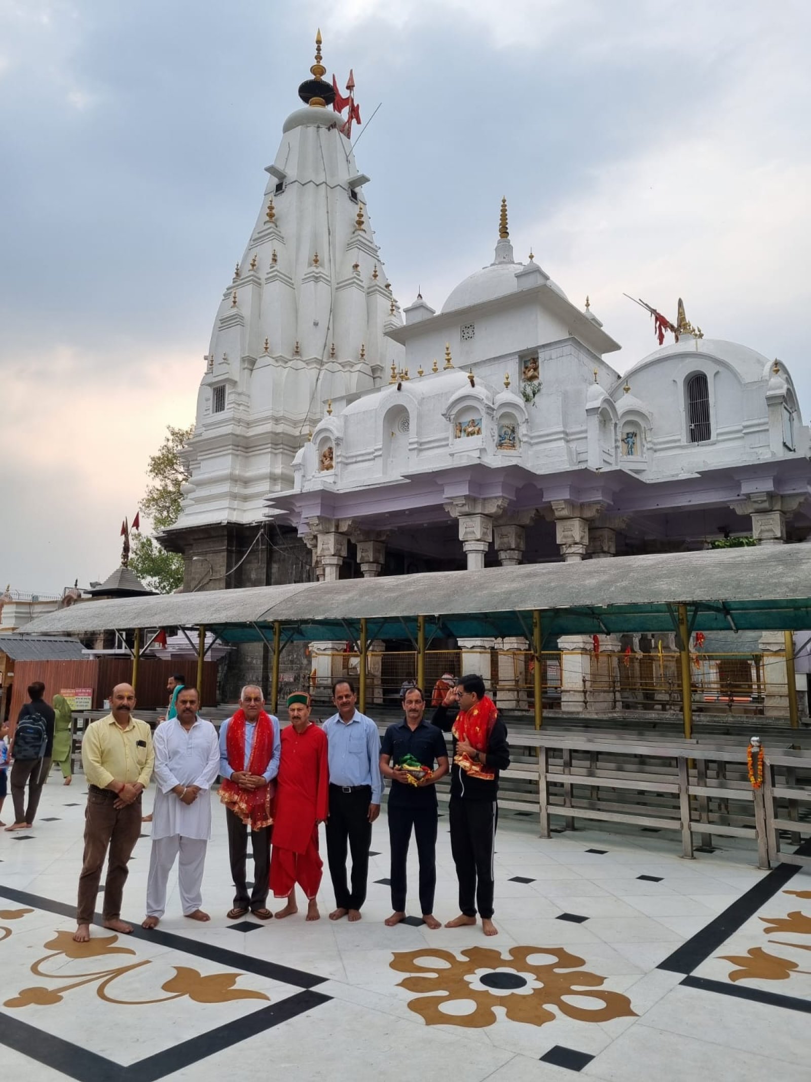 हरभजन सिंह भज्जी ने माता ब्रजेश्वरी देवी कांगड़े बाली मां के दरबार में शीश नवाजा