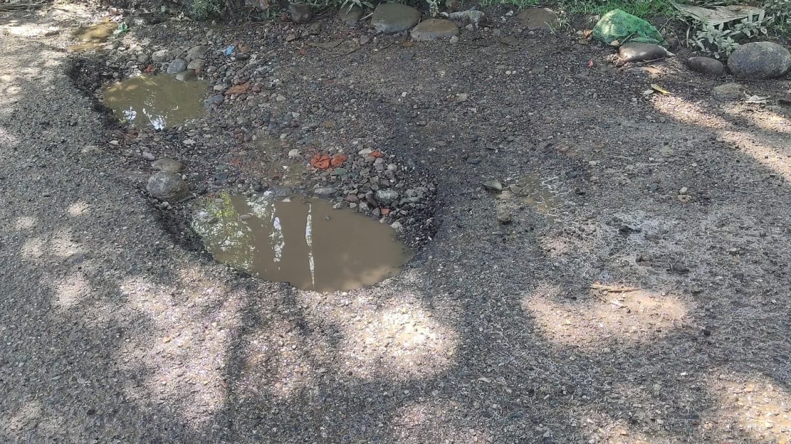 जोगीपुर रोड कांगड़ा हुआ गड्ढों से बदहाल, लोग हो रहे परेशान