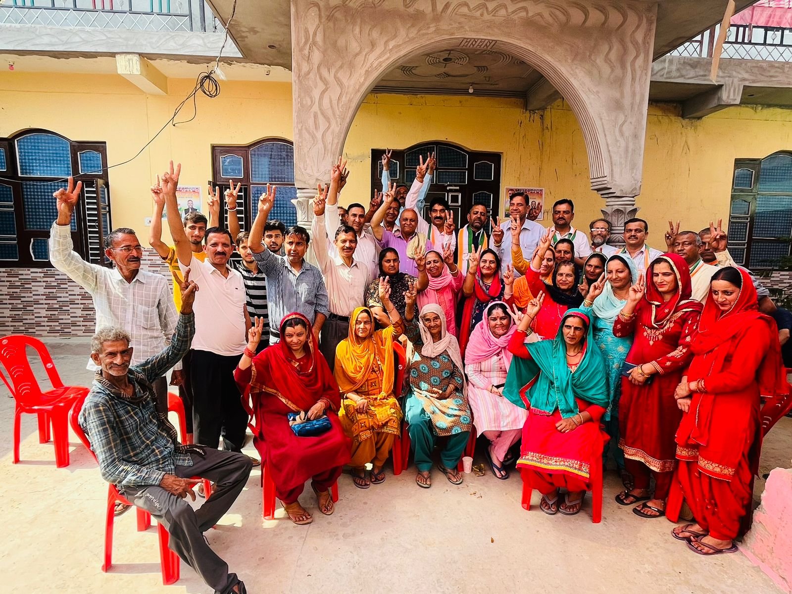 कांग्रेस प्रत्याशी सुभाष ढटवालिया ने गांव गांव जाकर मांगा समर्थन, कहा सारी सैलरी जरूरतमंदों को दे दूंगा