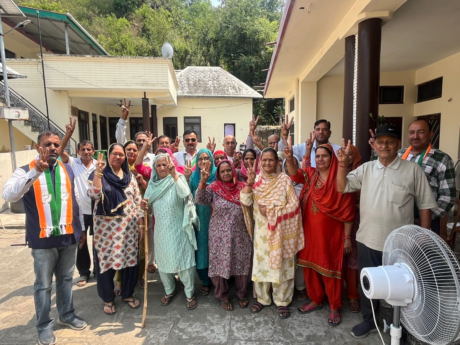 कांग्रेस प्रत्याशी सुभाष ढटवालिया ने गांव गांव जाकर मांगा समर्थन, कहा सारी सैलरी जरूरतमंदों को दे दूंगा