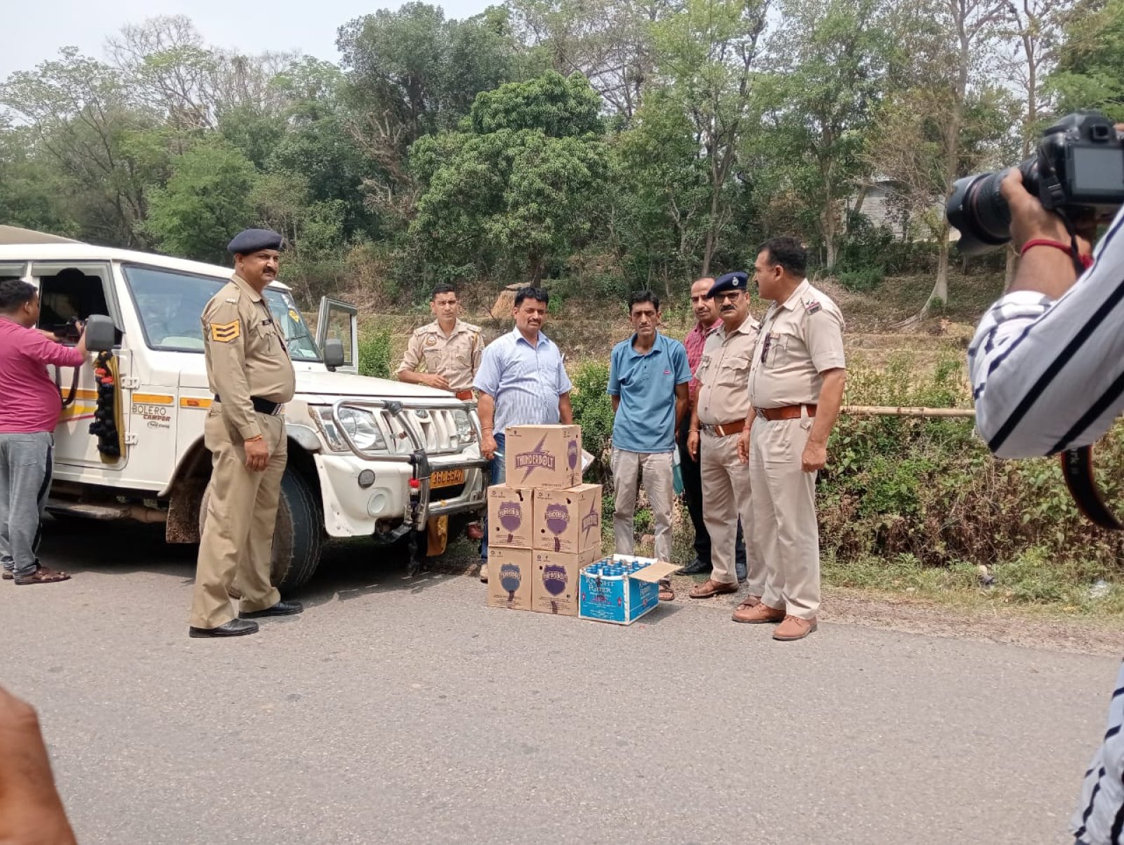 गग्गल में शराब के साथ लाखों रुपए जब्त