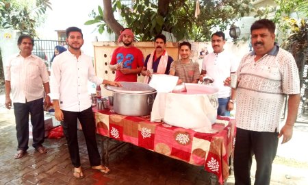 समाजसेवी  स्व: सतपाल की याद में लगाई ठंडे पानी की छबील