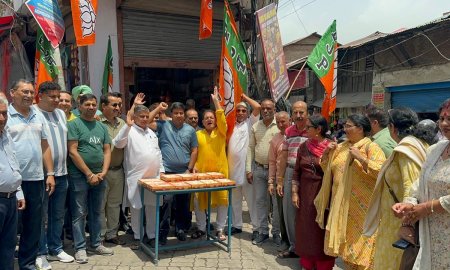 कांगड़ा में भाजपा कार्यकर्ताओं ने जीत की खुशी में बांटे लड्डू