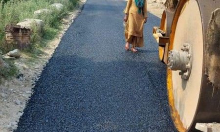 कल्लू के बिजली महादेव मंदिर तक सड़क हो रही है चकाचौंद: