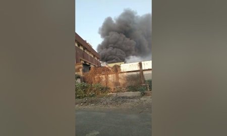 पानीपत के नजदीक स्थित 29 सेक्टर में आदर्श कपड़े की फैक्ट्री में अचानक लगी आग