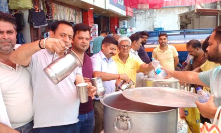 नादौन बस अड्डा पर युवा दुकानदारों ने लगाई छबील