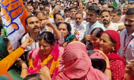 नादौन सीमा पहुँचते ही लोगों ने किया कमलेश ठाकुर का जोरदार स्वागत ,पहनाए हार