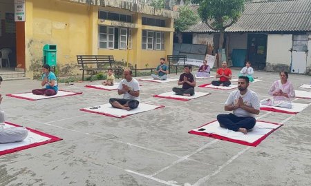 सिविल हॉस्पिटल कांगड़ा में मनाया अंतर्राष्ट्रीय योग दिवस, एसएमओ ने दिए सुझाव