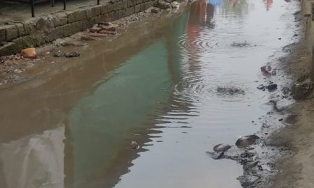 पानी की निकासी बंद हो जाने पर लोगों को आने जाने में हो रही कठिनाई