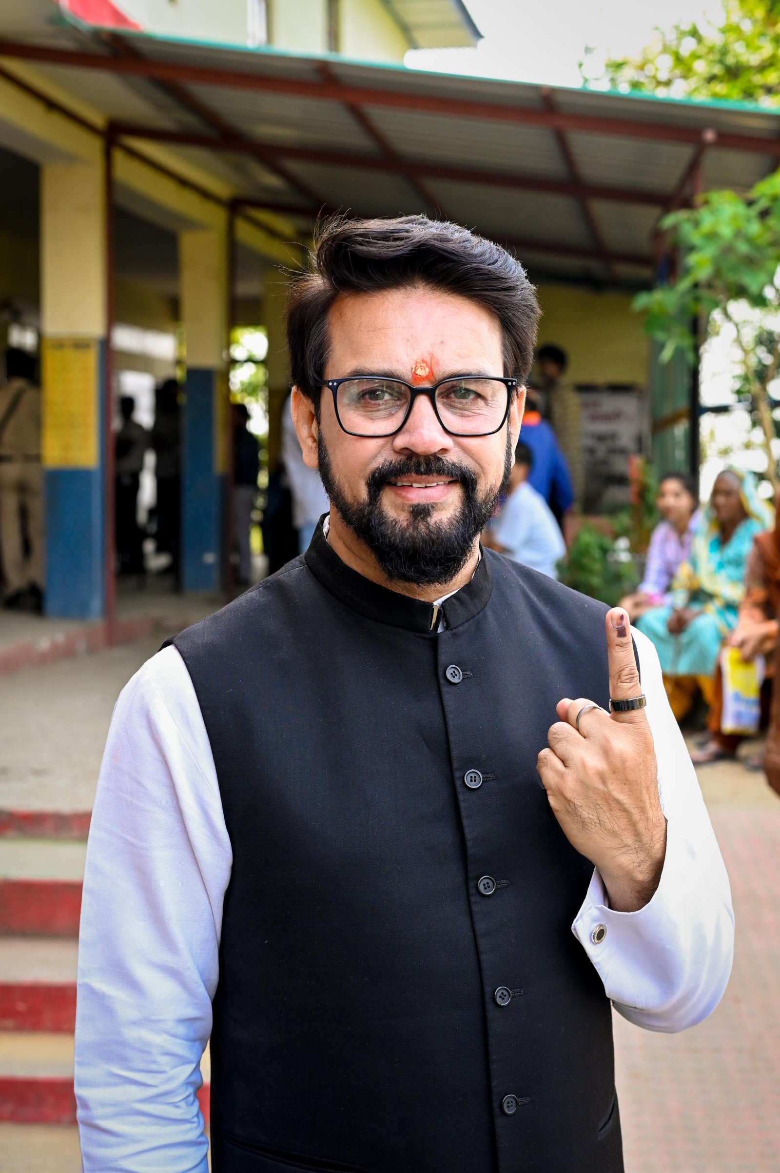 अंतिम चरण में कंगना और अनुराग ठाकुर ने अपने -अपने संसदीय क्षेत्र में  डाले वोट