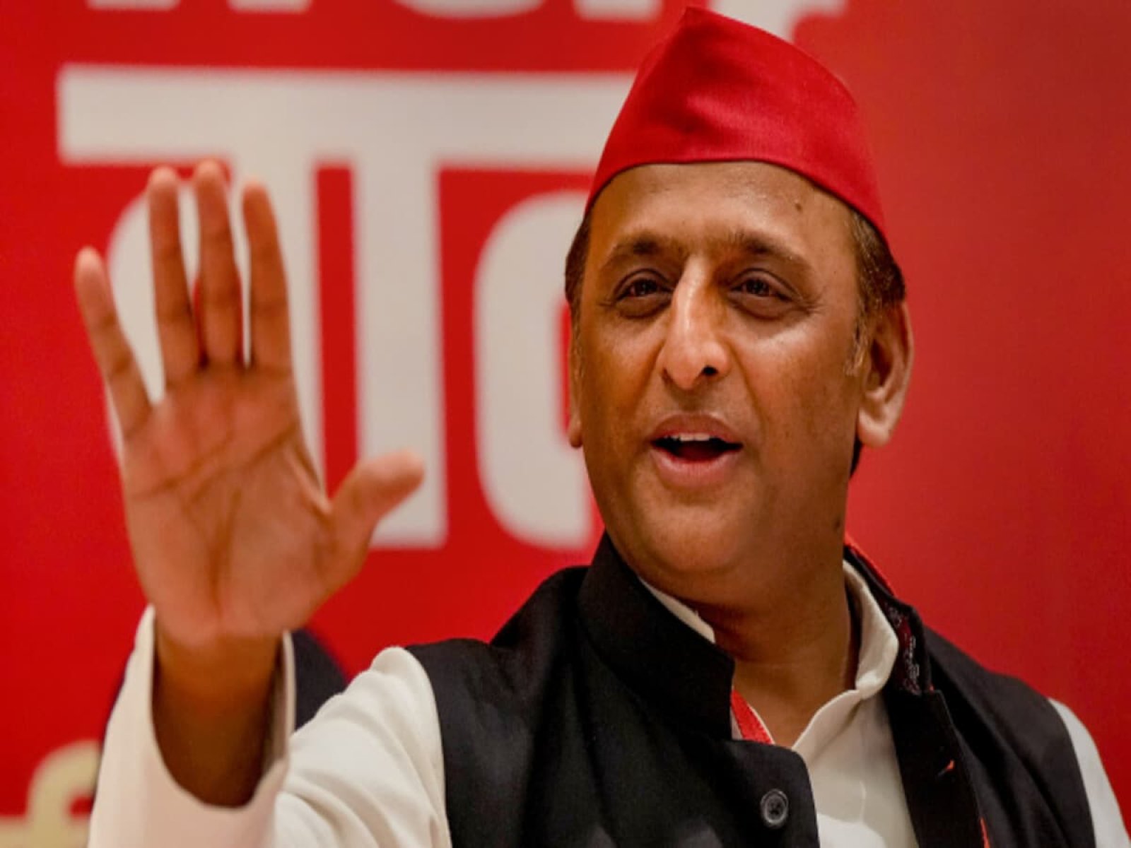 सपा के कार्यकर्तों में दिखा जोरदार जश्न ,लगाए पोस्टर