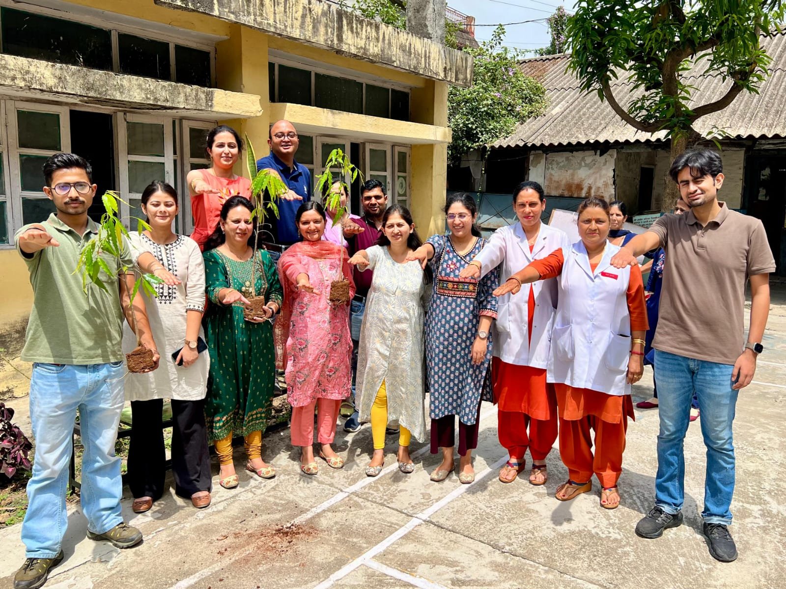 एसएमओ कांगड़ा ने समस्त टीम साथ विश्व पर्यावरण दिवस पर पेड़ लगाकर पर्यावरण को बचाने का दिया संदेश
