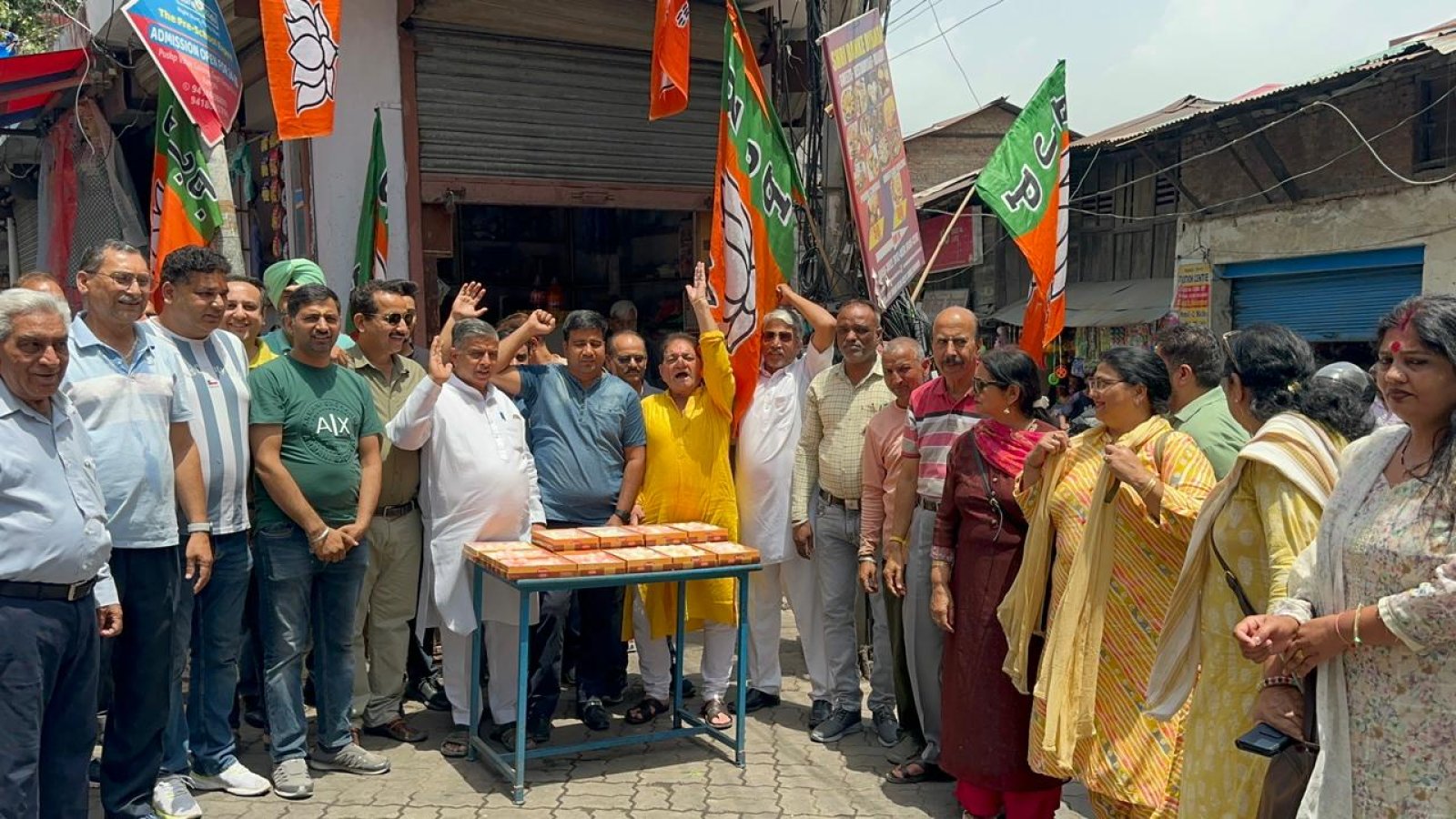 कांगड़ा में भाजपा कार्यकर्ताओं ने जीत की खुशी में बांटे लड्डू
