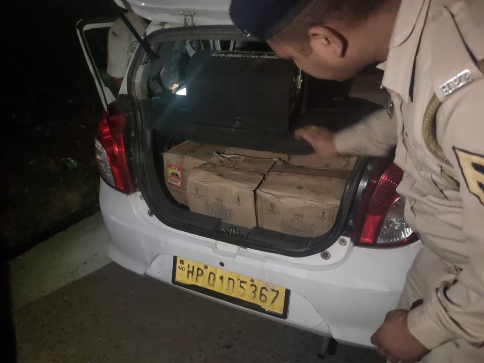 कांगड़ा पुलिस ने 20 पेटी अवैध शराब पकड़ी