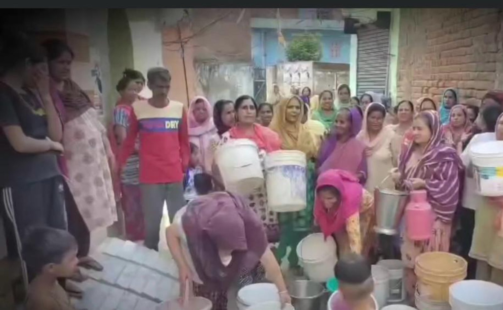 पठानकोट के वार्ड नंबर 24 के लोग पानी को तरसे, प्रशासन से लगाई गुहार