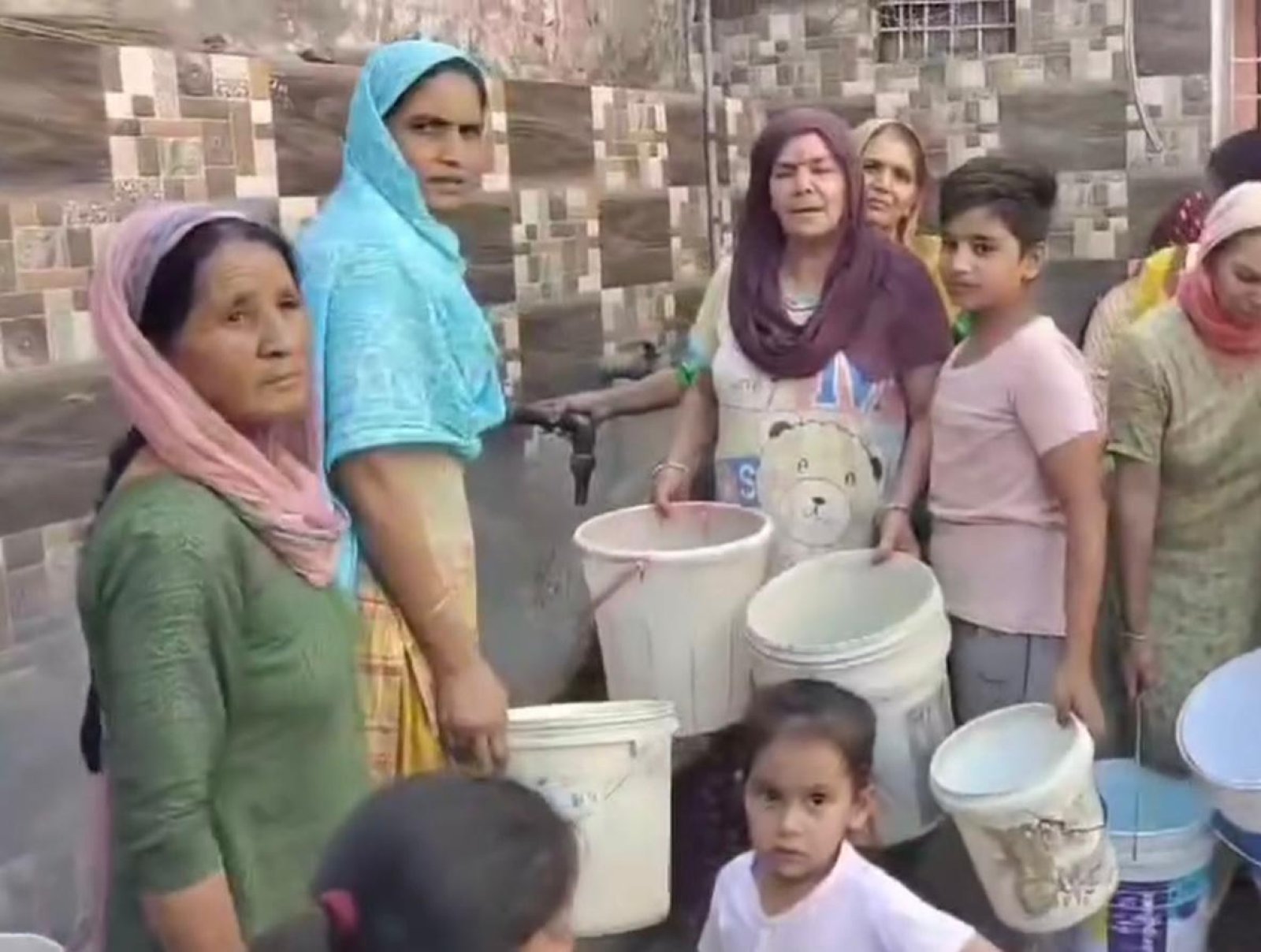 पठानकोट के वार्ड नंबर 24 के लोग पानी को तरसे, प्रशासन से लगाई गुहार