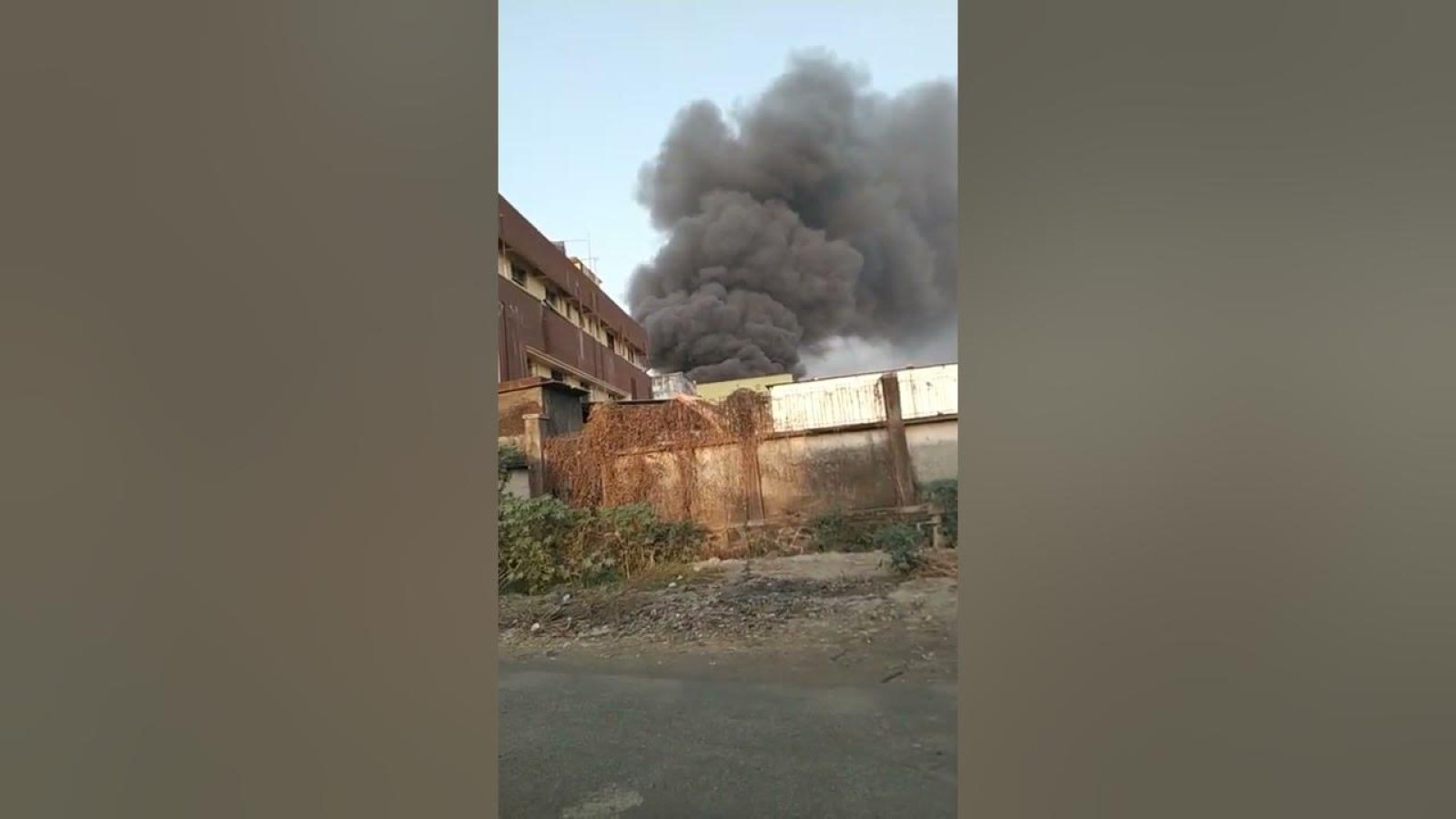 पानीपत के नजदीक स्थित 29 सेक्टर में आदर्श कपड़े की फैक्ट्री में अचानक लगी आग