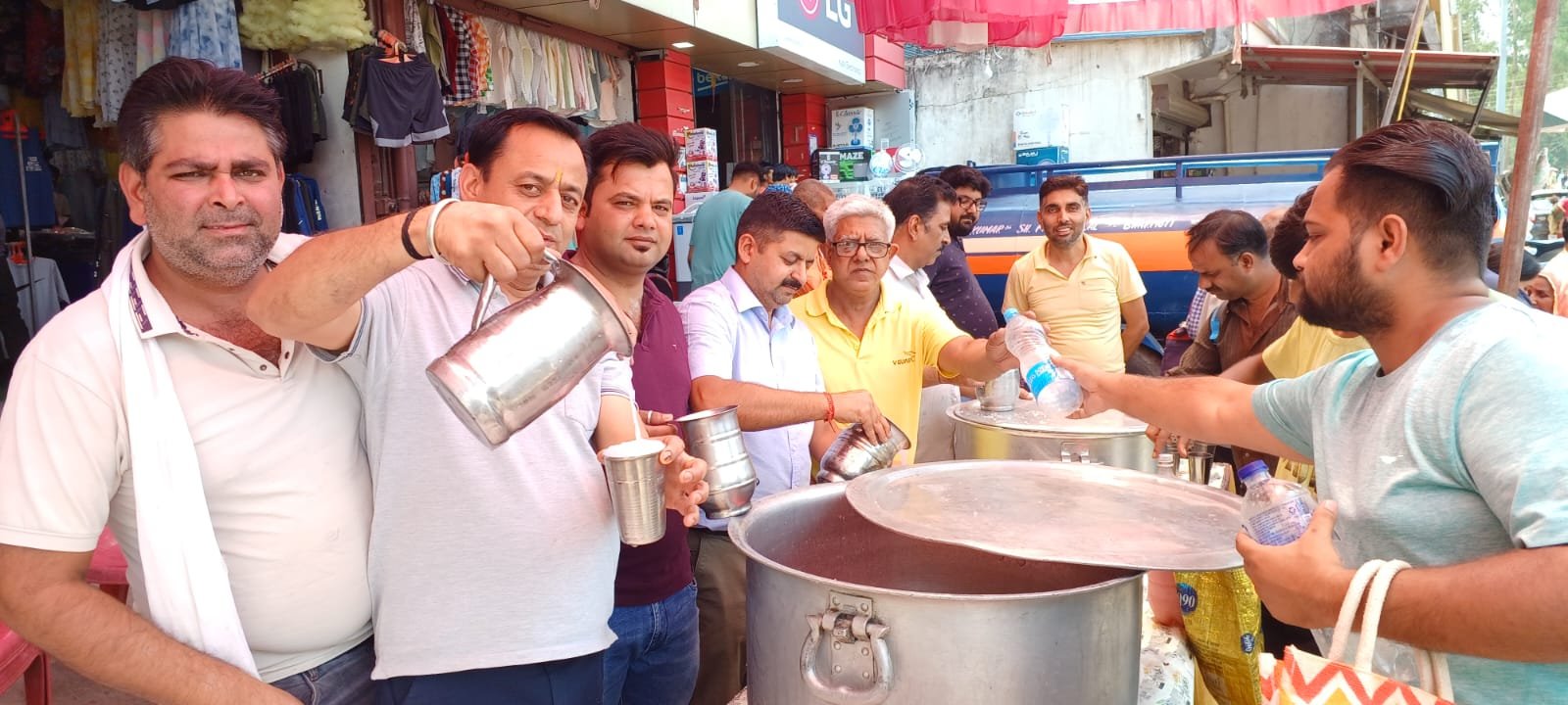नादौन बस अड्डा पर युवा दुकानदारों ने लगाई छबील