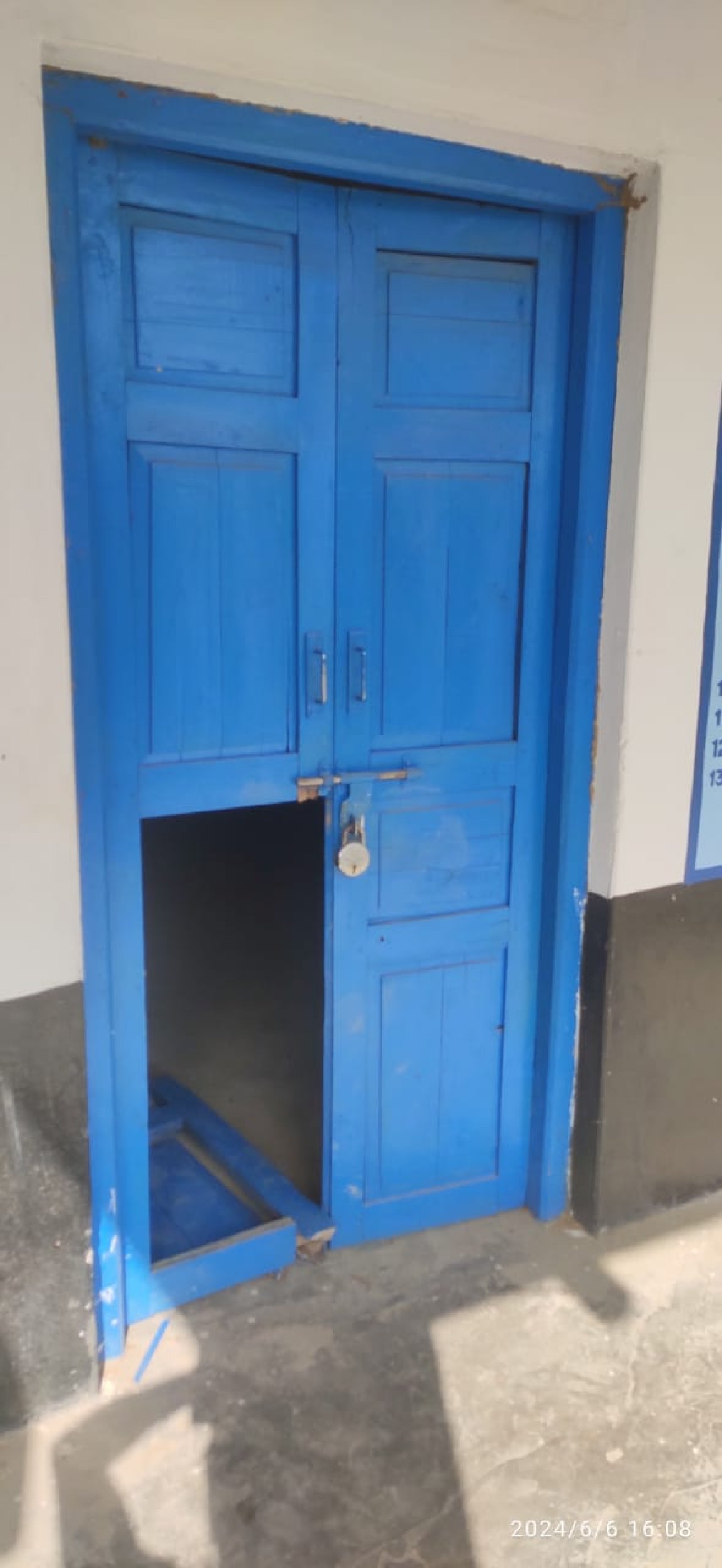 बंद पड़े विद्यालयों को आंगनबाड़ी या सामाजिक केन्द्रों में किया जाए परिवर्तित।