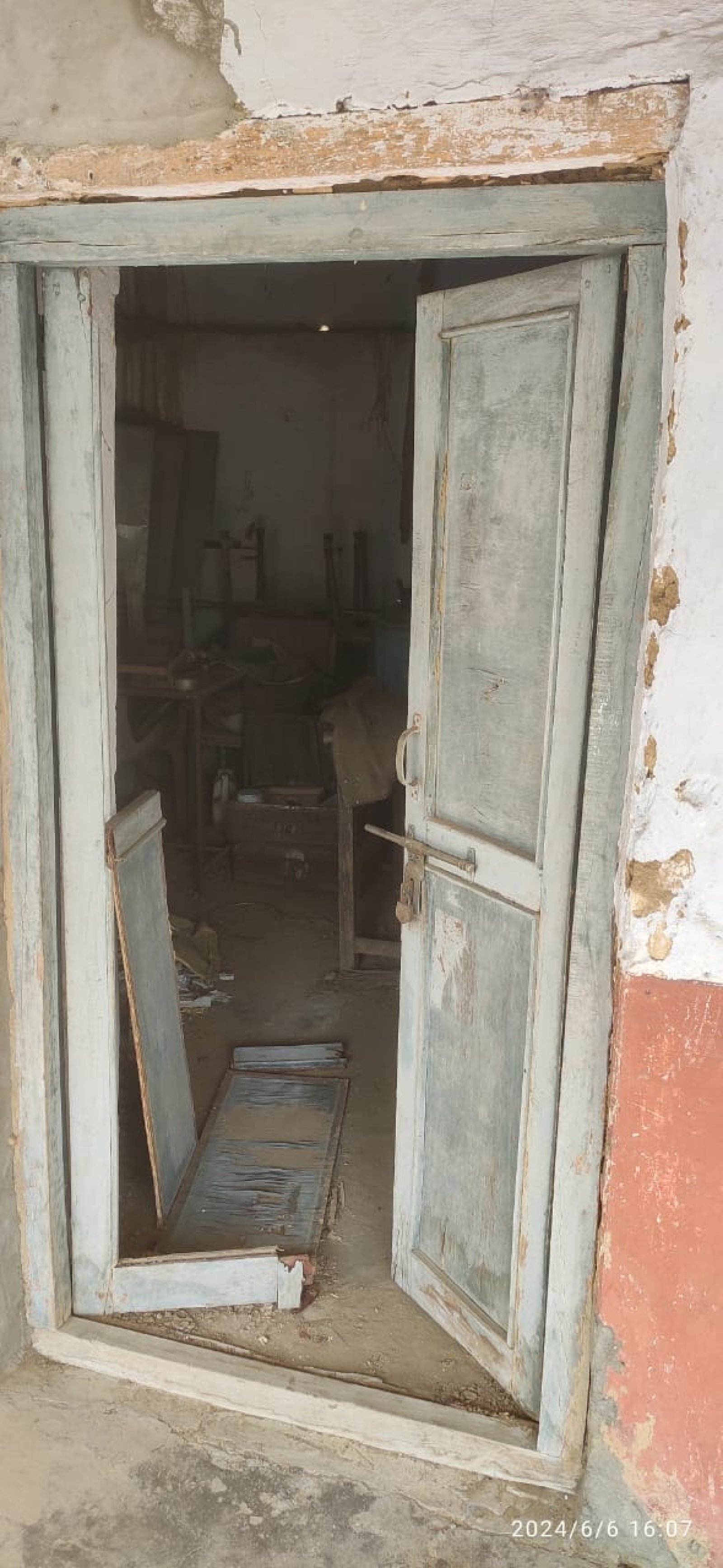 बंद पड़े विद्यालयों को आंगनबाड़ी या सामाजिक केन्द्रों में किया जाए परिवर्तित।