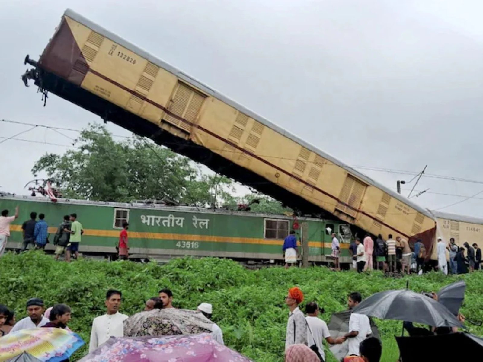 बंगाल के सिलीगुड़ी में हुआ रेल हादसा ,अब तक 9 लोगों की मौत ,36 घायल
