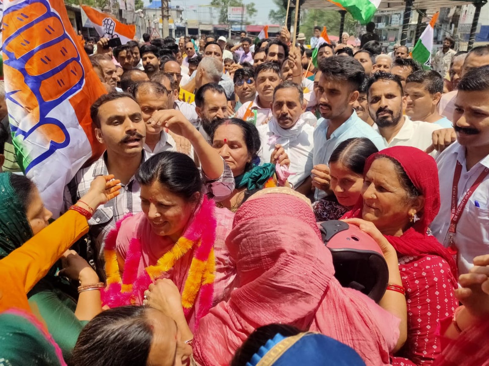 नादौन सीमा पहुँचते ही लोगों ने किया कमलेश ठाकुर का जोरदार स्वागत ,पहनाए हार