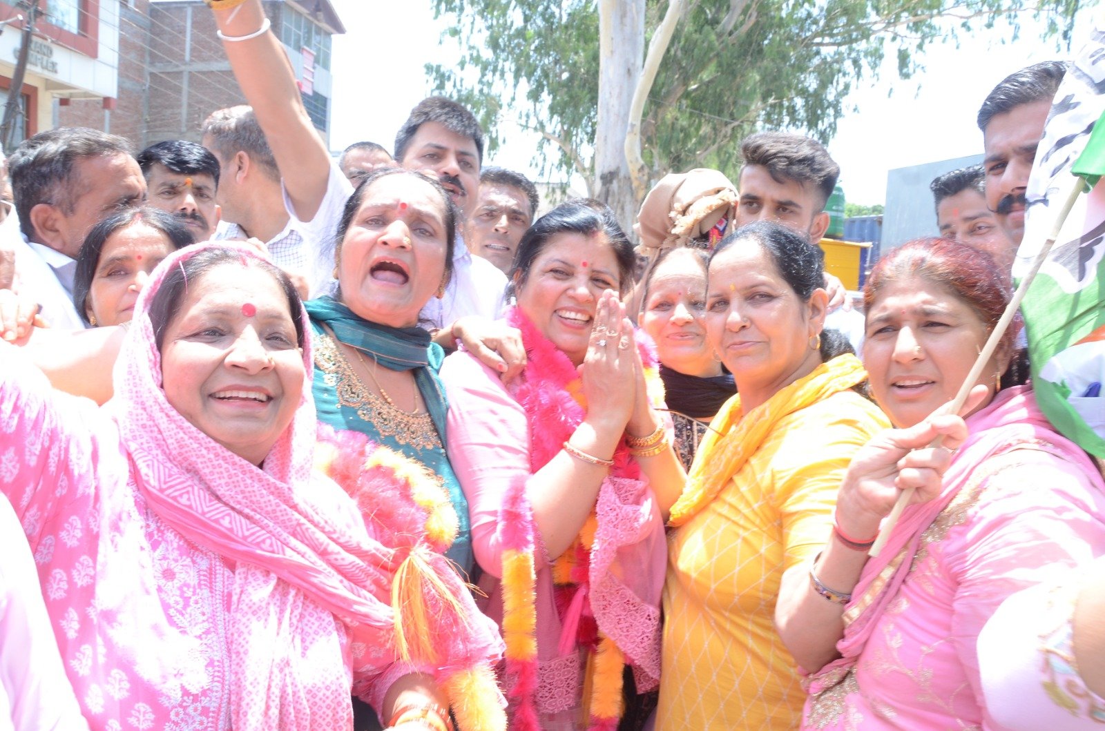 नादौन सीमा पहुँचते ही लोगों ने किया कमलेश ठाकुर का जोरदार स्वागत ,पहनाए हार