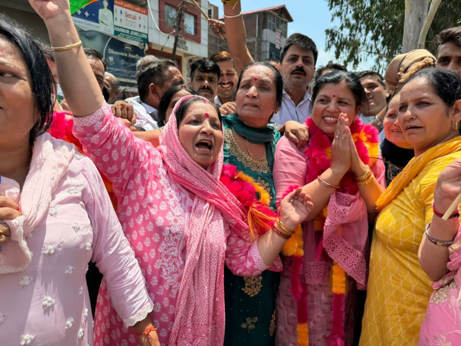 नादौन सीमा पहुँचते ही लोगों ने किया कमलेश ठाकुर का जोरदार स्वागत ,पहनाए हार
