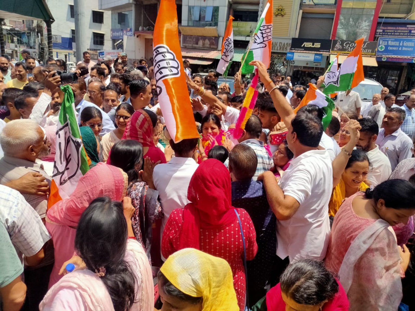 नादौन सीमा पहुँचते ही लोगों ने किया कमलेश ठाकुर का जोरदार स्वागत ,पहनाए हार