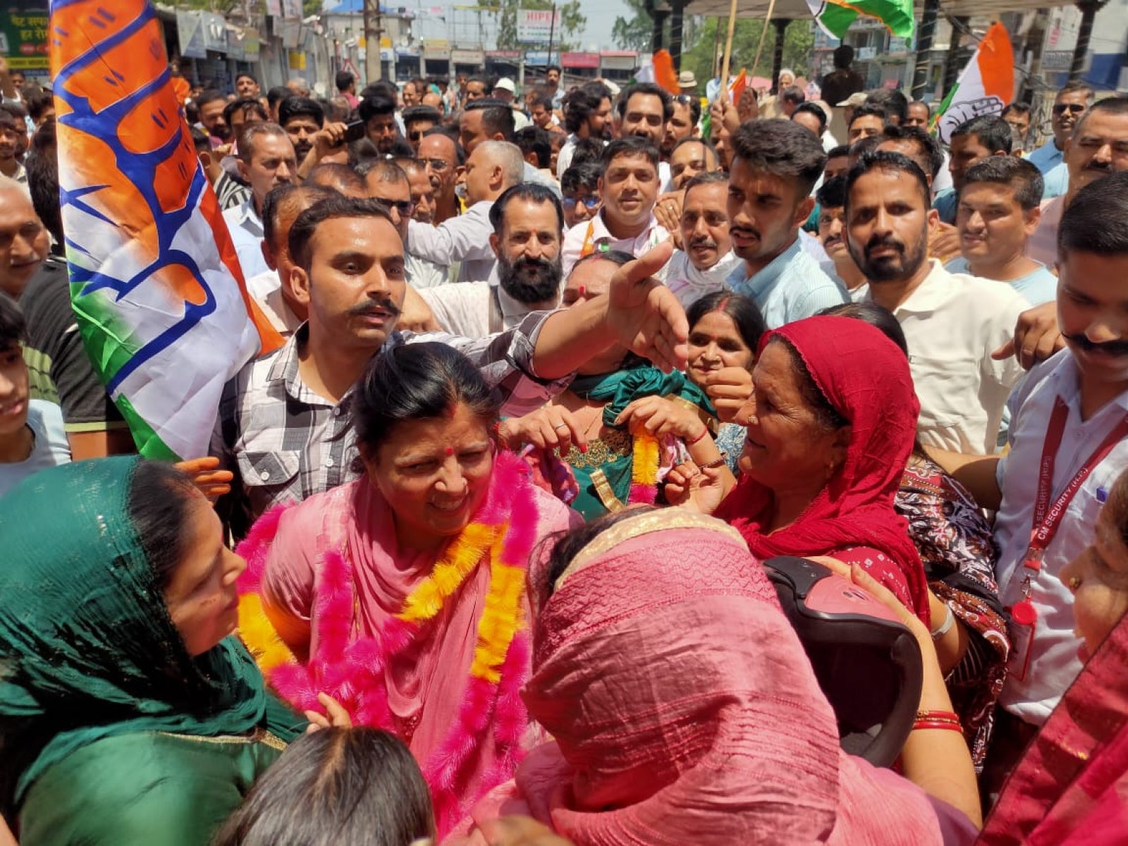 नादौन सीमा पहुँचते ही लोगों ने किया कमलेश ठाकुर का जोरदार स्वागत ,पहनाए हार