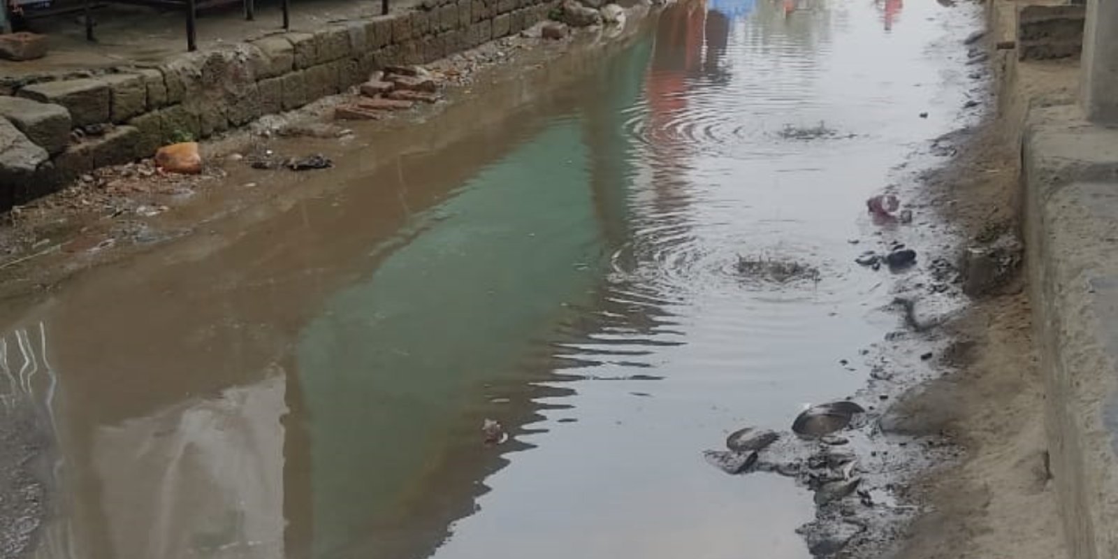 पानी की निकासी बंद हो जाने पर लोगों को आने जाने में हो रही कठिनाई