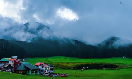 पर्यटन नगरी में सैलानियों की चहल-पहल हुई कम