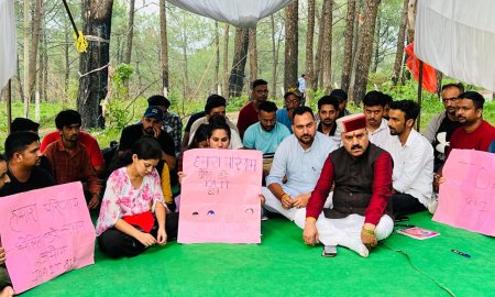 पोस्ट कोड-817 अभ्यर्थियों के साथ बड़सर विधायक और हमीरपुर के विधायक बैठे धरने पर