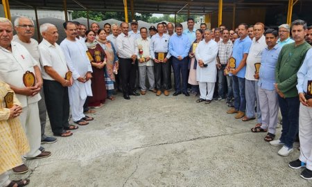 कारगिल विजय दिवस की 25वीं सालगिरह पर पूर्व सैनिकों को स्मृति चिन्ह देकर किया सम्मानित