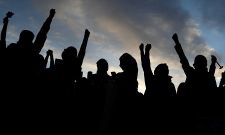 अस्पताल के नजदीक शराब का ठेका खुलने पर बिफरे लोग, किया विरोध प्रदर्शन