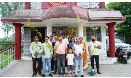 'एक पेड़ मां के नाम' अभियान के तहत डाकघर में लगाए पेड़