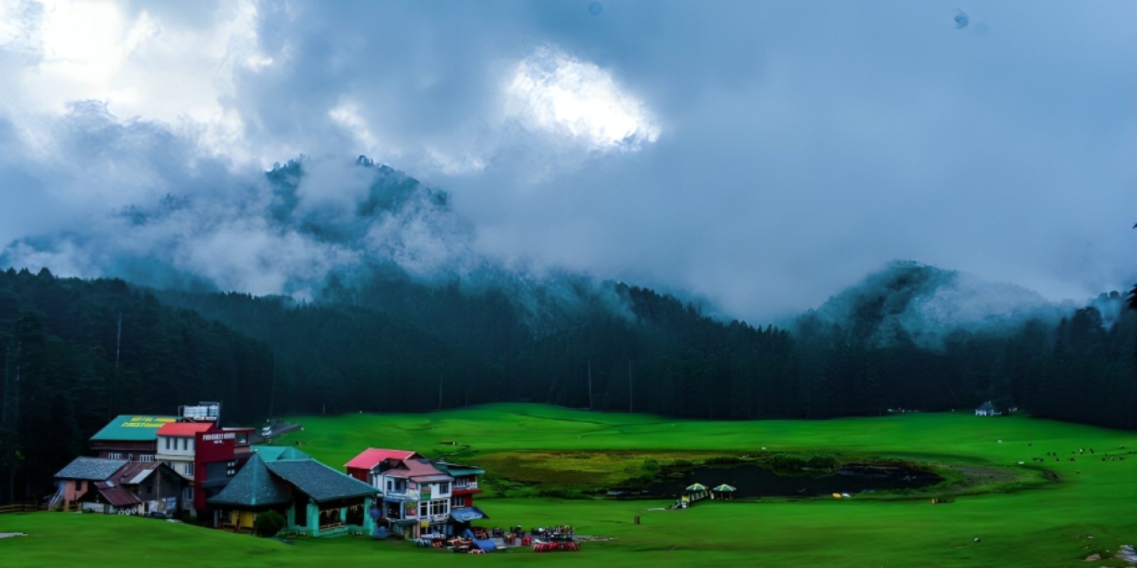 पर्यटन नगरी में सैलानियों की चहल-पहल हुई कम