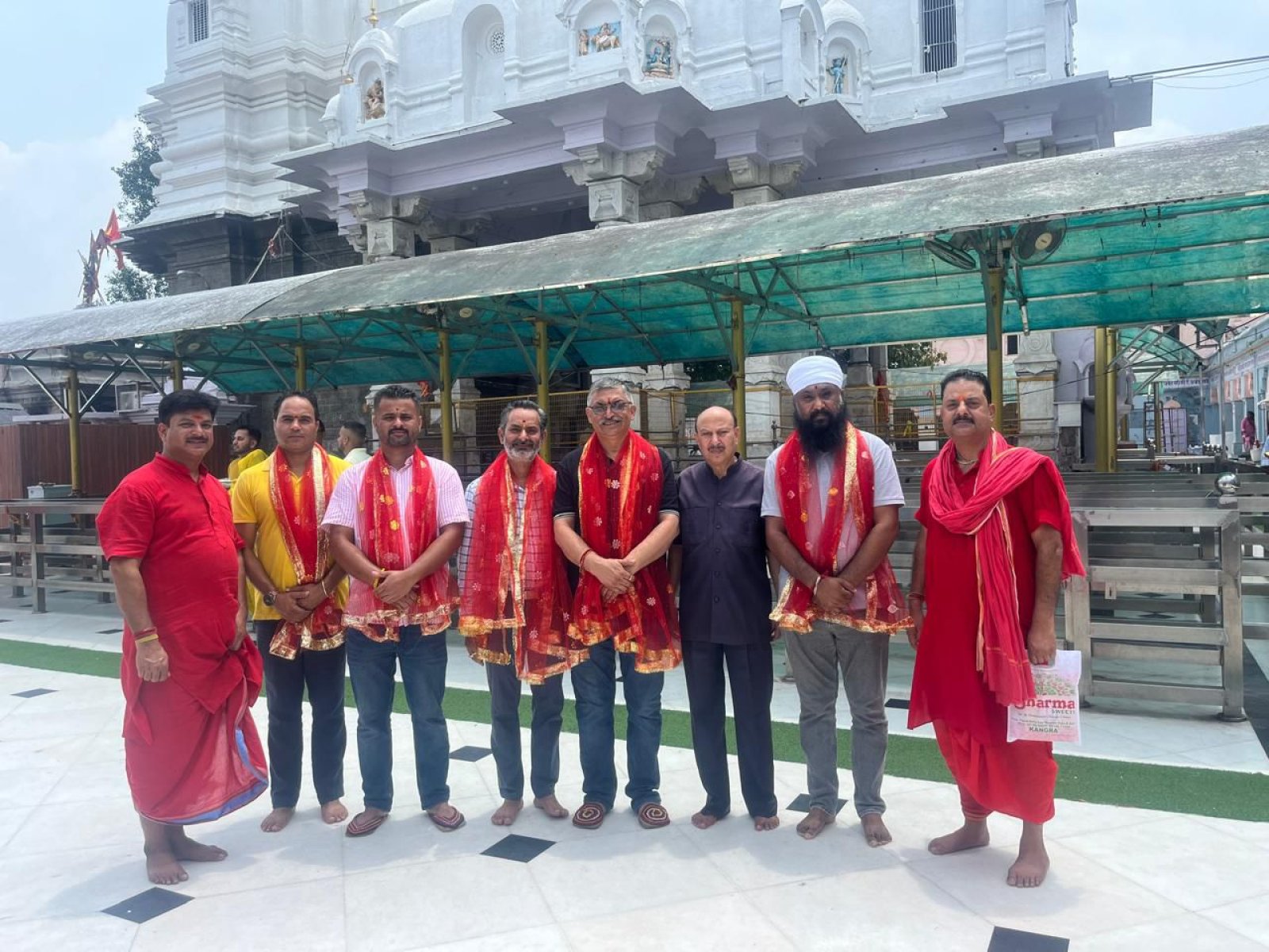 नाहन विधानसभा के विधायक अजय सोलंकी ने बज्रेश्वरी देवी के दर पर नवाया शीश