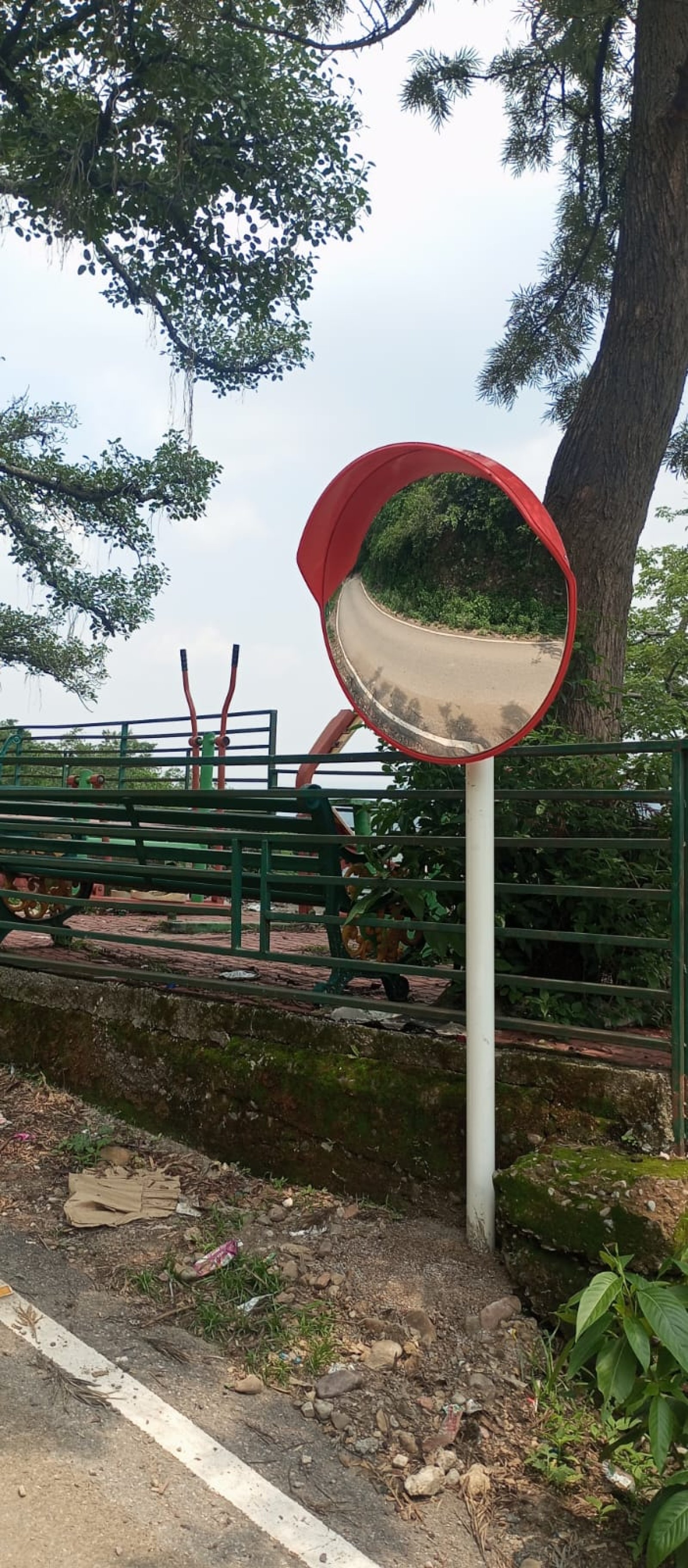 पीडब्ल्यूडी रेस्ट हाउस से लेकर मिशन रोड तक लगाए कन्वैक्स सेफ्टी मिरर