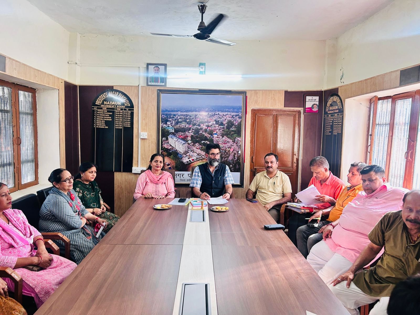 पेयजल व्यवस्था को लेकर नगर पंचायत नादौन में बैठक का आयोजन