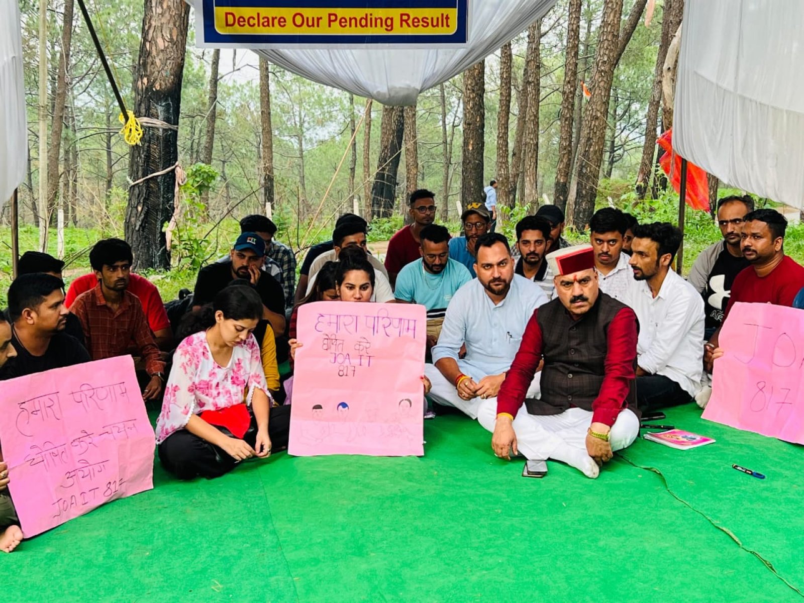 पोस्ट कोड-817 अभ्यर्थियों के साथ बड़सर विधायक और हमीरपुर के विधायक बैठे धरने पर