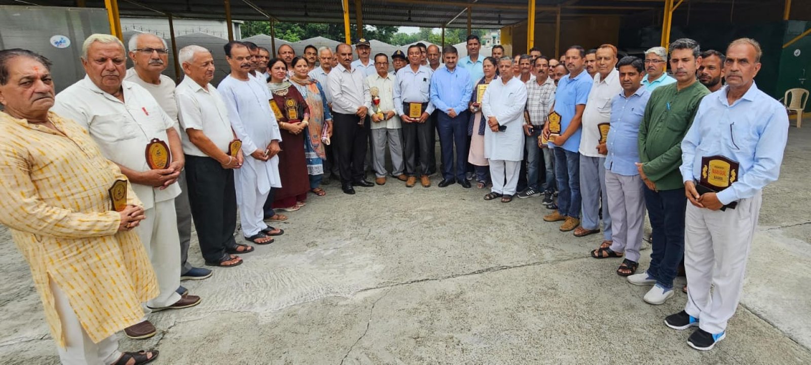 कारगिल विजय दिवस की 25वीं सालगिरह पर पूर्व सैनिकों को स्मृति चिन्ह देकर किया सम्मानित